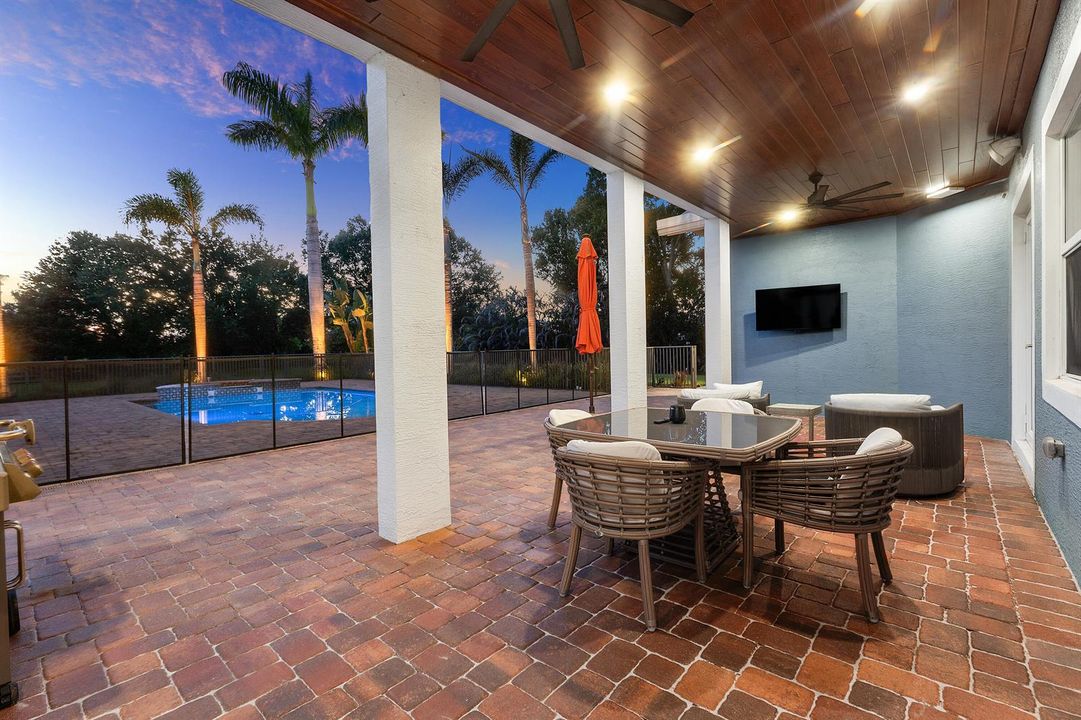 2952 SW Buena Vista Dr