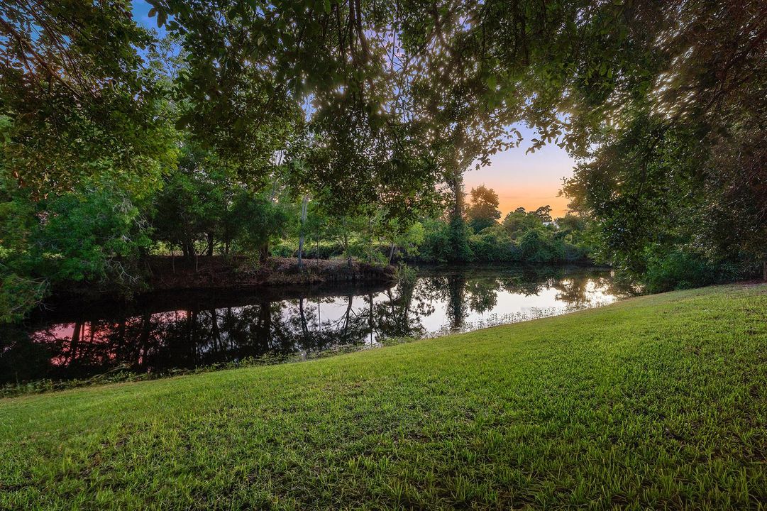 2952 SW Buena Vista Dr