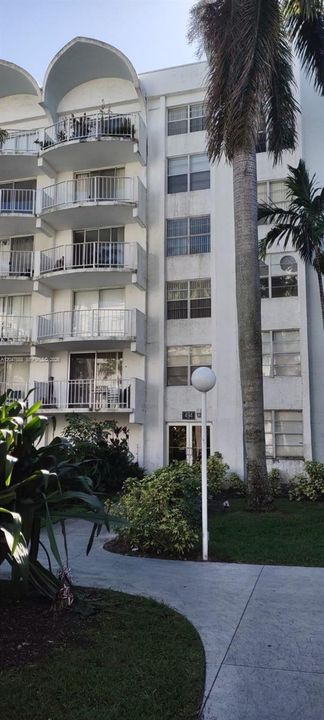 Active With Contract: $1,500 (1 beds, 1 baths, 826 Square Feet)