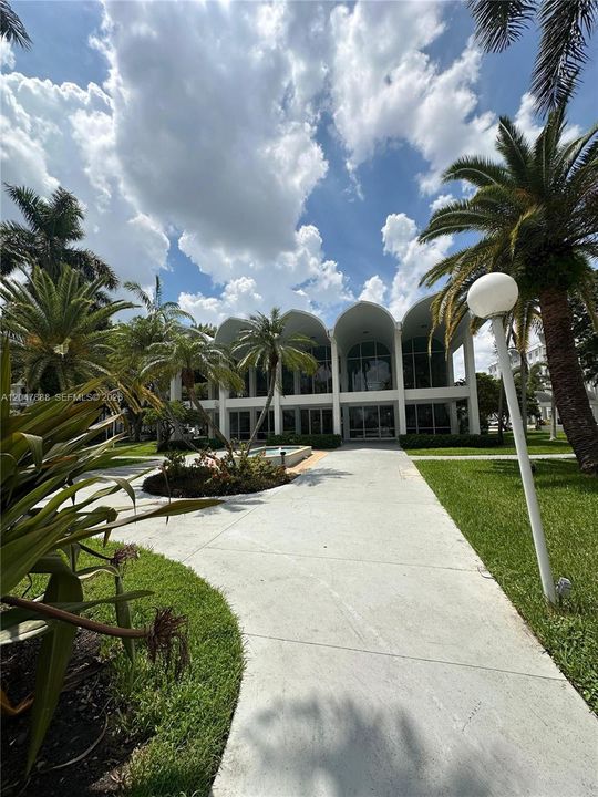 Active With Contract: $1,500 (1 beds, 1 baths, 826 Square Feet)