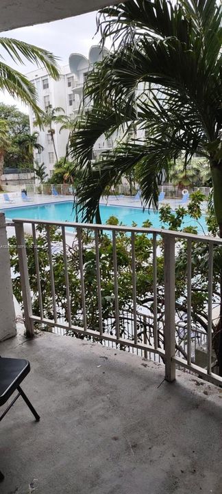 Active With Contract: $1,500 (1 beds, 1 baths, 826 Square Feet)