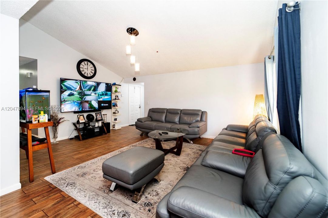 En Venta: $589,000 (3 camas, 2 baños, 1424 Pies cuadrados)