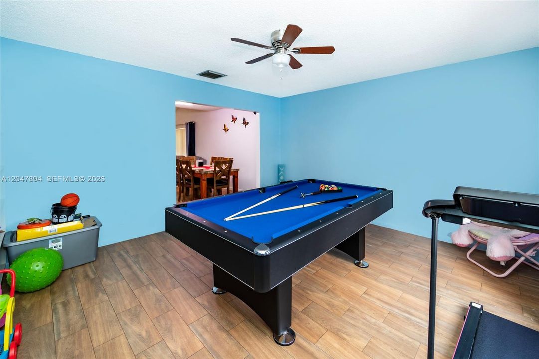 En Venta: $589,000 (3 camas, 2 baños, 1424 Pies cuadrados)