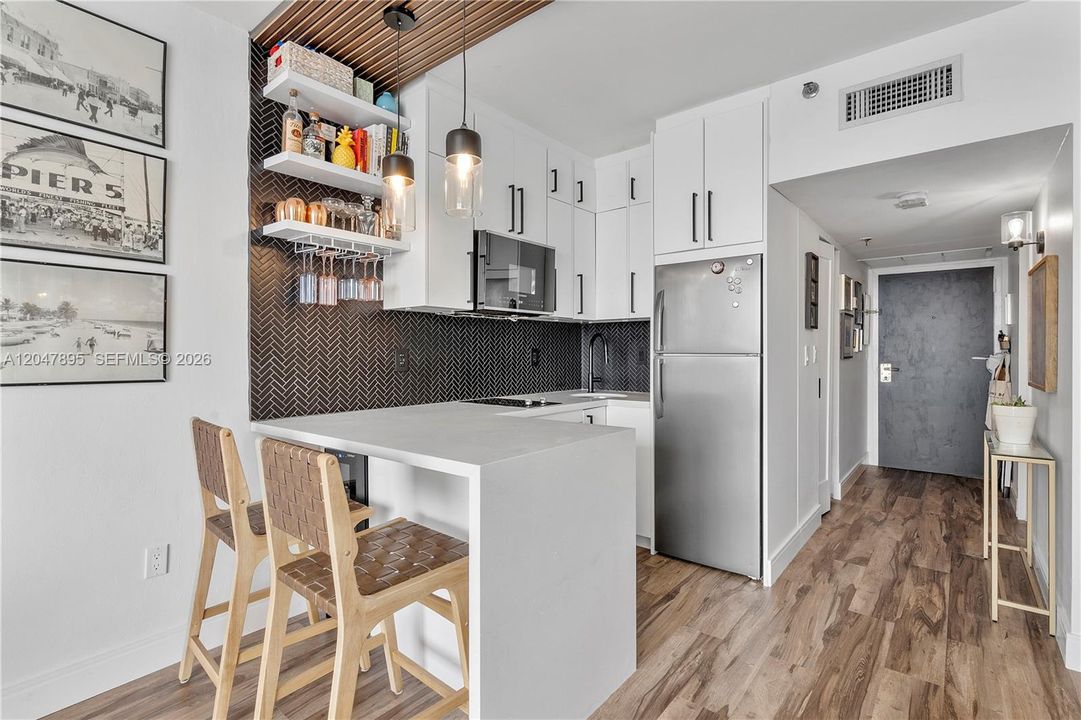 В аренду: $2,450 (0 спален, 1 ванн, 400 Квадратных фут)