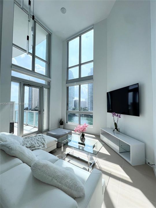 For Sale: $650,000 (1 beds, 1 baths, 891 Square Feet)
