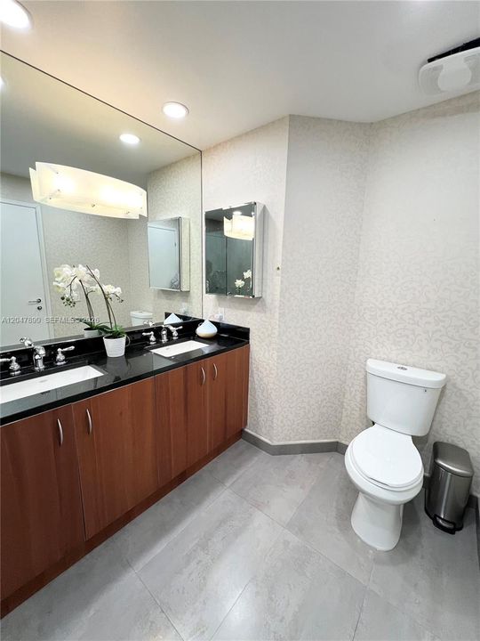 For Sale: $650,000 (1 beds, 1 baths, 891 Square Feet)