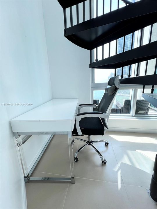For Sale: $650,000 (1 beds, 1 baths, 891 Square Feet)