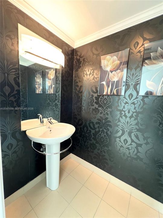 For Sale: $650,000 (1 beds, 1 baths, 891 Square Feet)