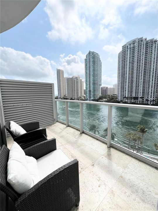 For Sale: $650,000 (1 beds, 1 baths, 891 Square Feet)