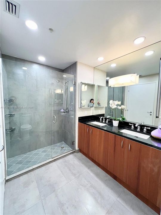 For Sale: $650,000 (1 beds, 1 baths, 891 Square Feet)