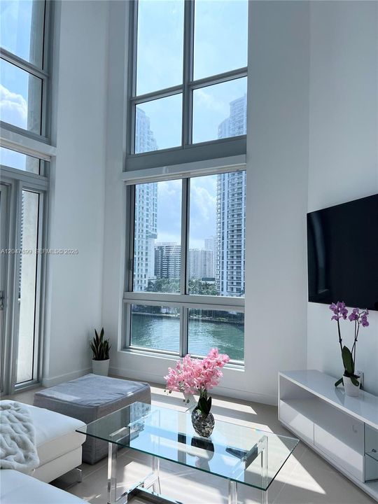 For Sale: $650,000 (1 beds, 1 baths, 891 Square Feet)