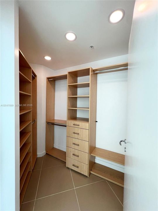 For Sale: $650,000 (1 beds, 1 baths, 891 Square Feet)