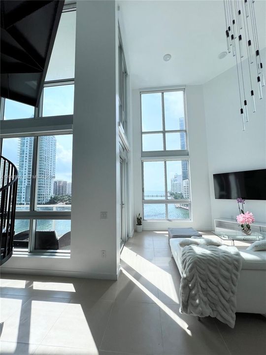 For Sale: $650,000 (1 beds, 1 baths, 891 Square Feet)