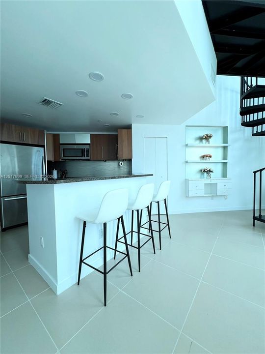 For Sale: $650,000 (1 beds, 1 baths, 891 Square Feet)