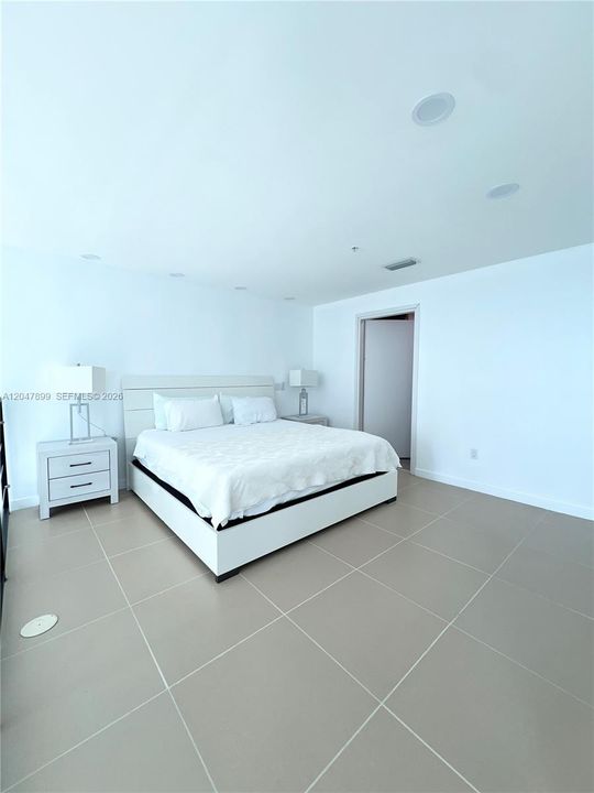 For Sale: $650,000 (1 beds, 1 baths, 891 Square Feet)