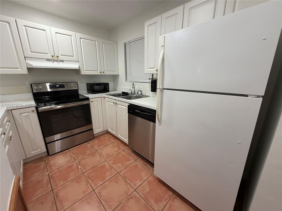 For Rent: $2,600 (3 beds, 2 baths, 1220 Square Feet)