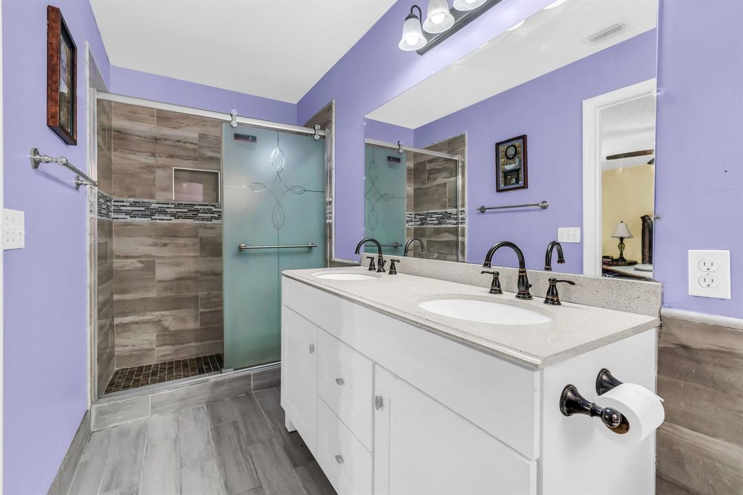 MASTER BEDROOM BATHROOM