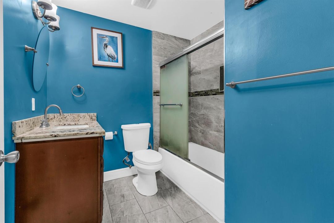 BATHROOM UPSTARIS