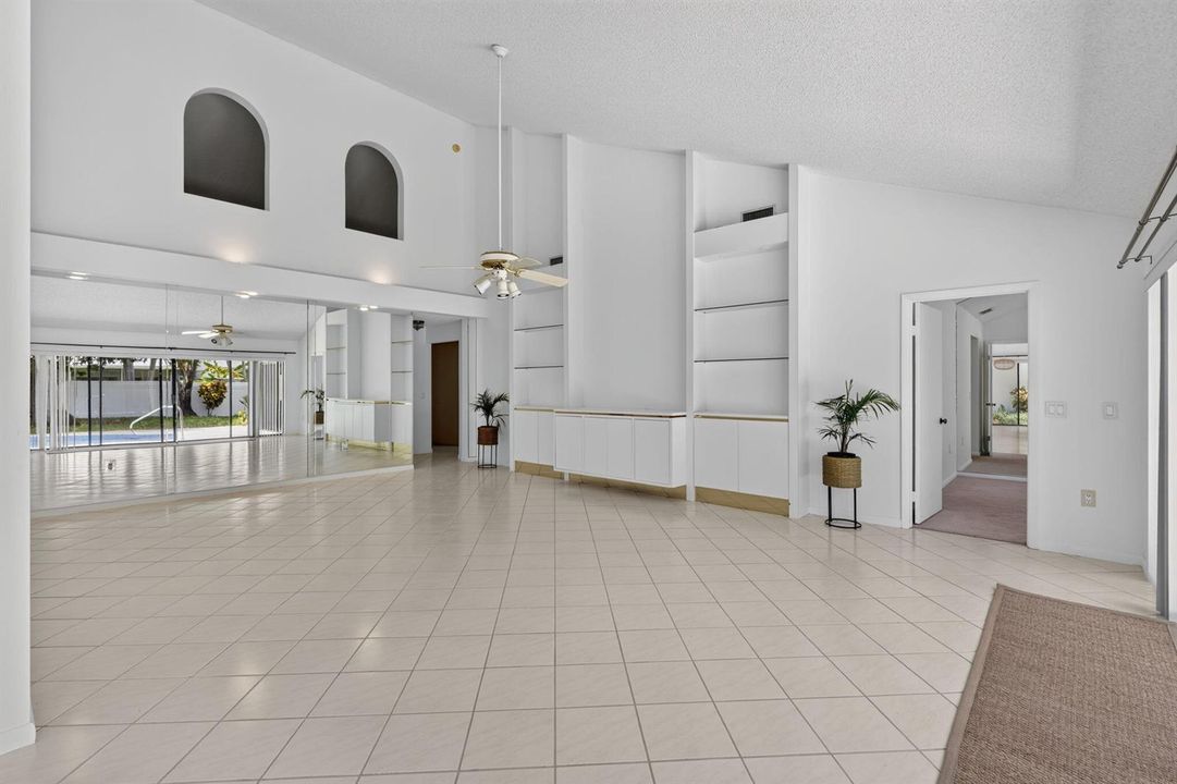 Family Room (unstaged)