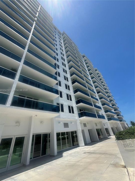 For Sale: $1,465,000 (2 beds, 1 baths, 960 Square Feet)