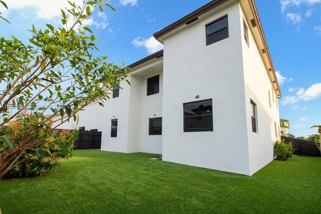 For Sale: $760,000 (5 beds, 3 baths, 3252 Square Feet)