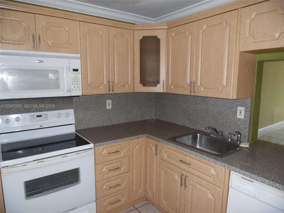 For Rent: $1,650 (1 beds, 1 baths, 898 Square Feet)
