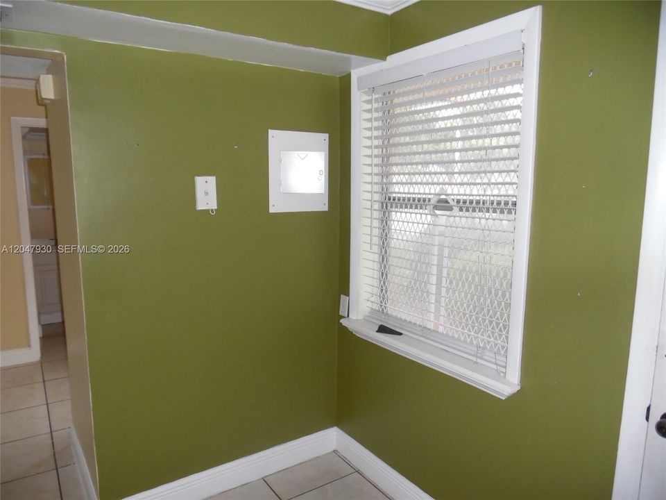 For Rent: $1,650 (1 beds, 1 baths, 898 Square Feet)