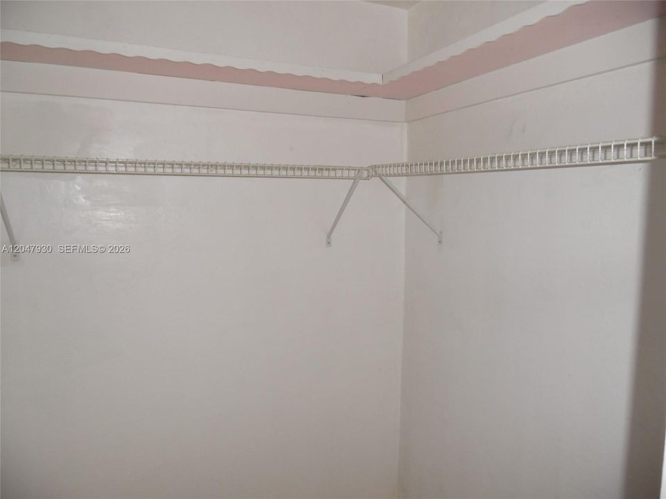 For Rent: $1,650 (1 beds, 1 baths, 898 Square Feet)