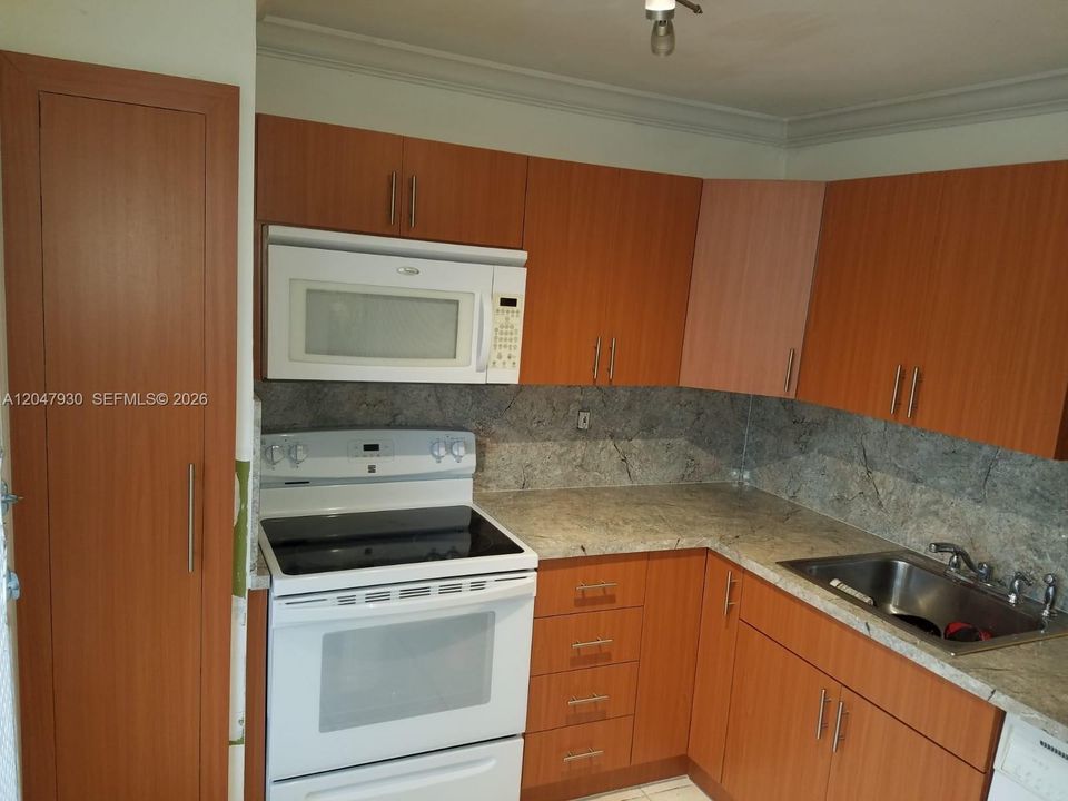 For Rent: $1,650 (1 beds, 1 baths, 898 Square Feet)