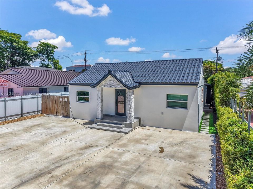 En Venta: $669,999 (3 camas, 2 baños, 1056 Pies cuadrados)