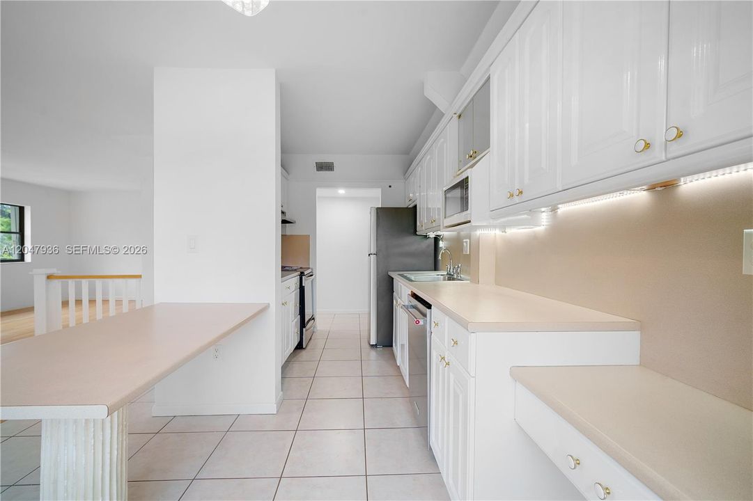 For Sale: $294,000 (3 beds, 3 baths, 2168 Square Feet)