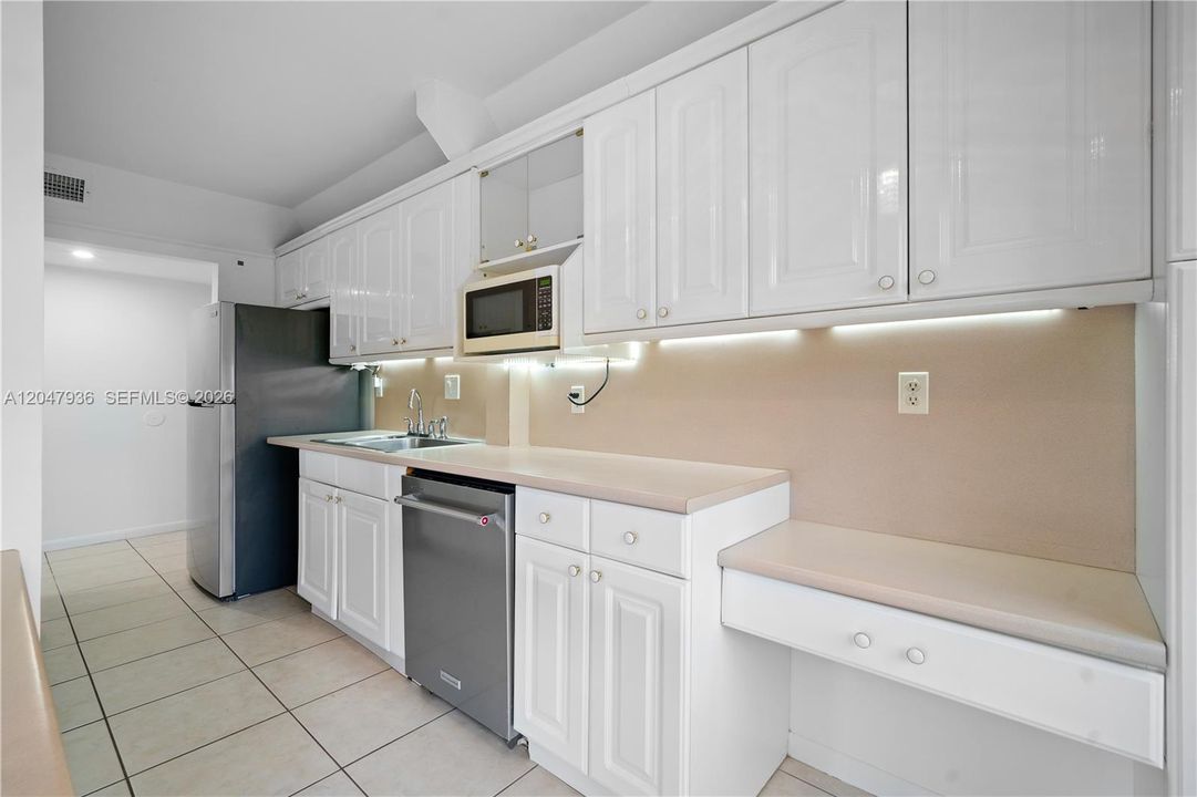 For Sale: $294,000 (3 beds, 3 baths, 2168 Square Feet)
