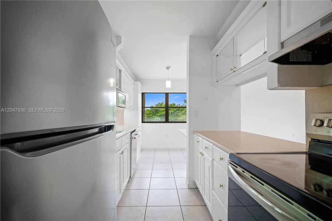 For Sale: $294,000 (3 beds, 3 baths, 2168 Square Feet)