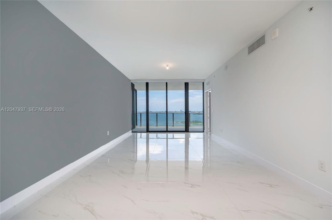 spacious and bright Dining & living area