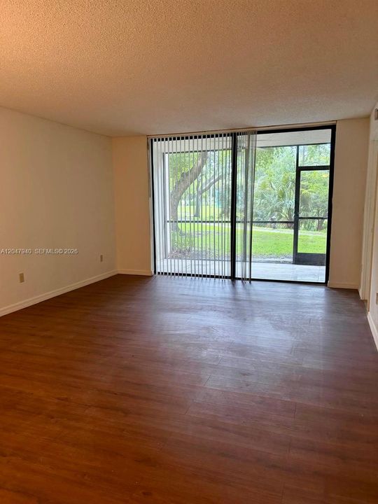 For Rent: $2,200 (2 beds, 2 baths, 979 Square Feet)