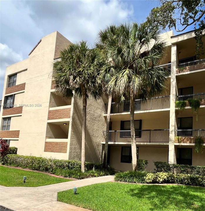 For Rent: $2,200 (2 beds, 2 baths, 979 Square Feet)