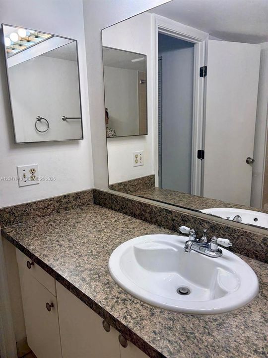 For Rent: $2,200 (2 beds, 2 baths, 979 Square Feet)