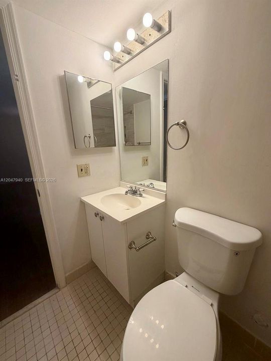 For Rent: $2,200 (2 beds, 2 baths, 979 Square Feet)