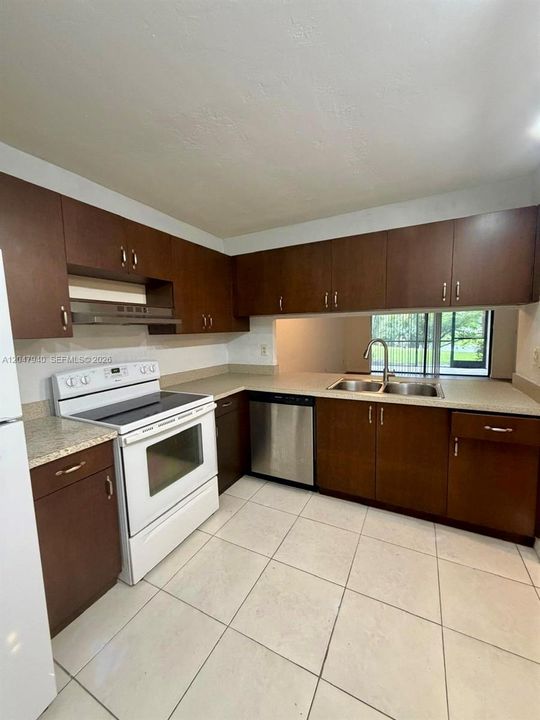 For Rent: $2,200 (2 beds, 2 baths, 979 Square Feet)