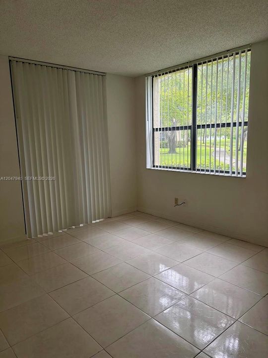 For Rent: $2,200 (2 beds, 2 baths, 979 Square Feet)