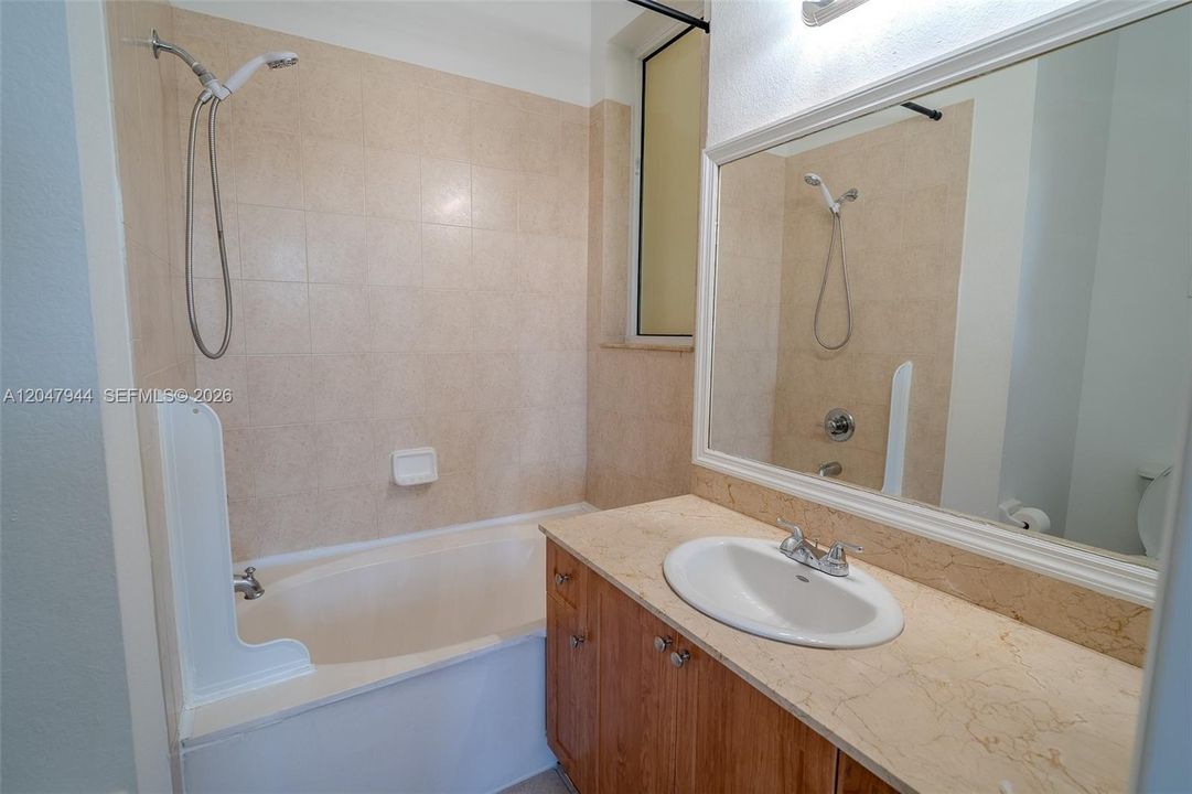 В аренду: $2,850 (2 спален, 2 ванн, 1256 Квадратных фут)
