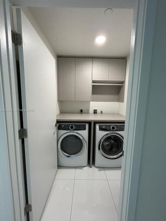 For Rent: $5,800 (1 beds, 2 baths, 1254 Square Feet)