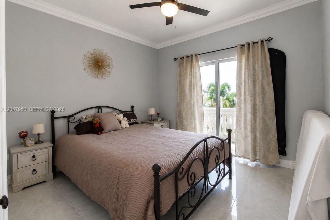 For Sale: $650,000 (5 beds, 3 baths, 2753 Square Feet)