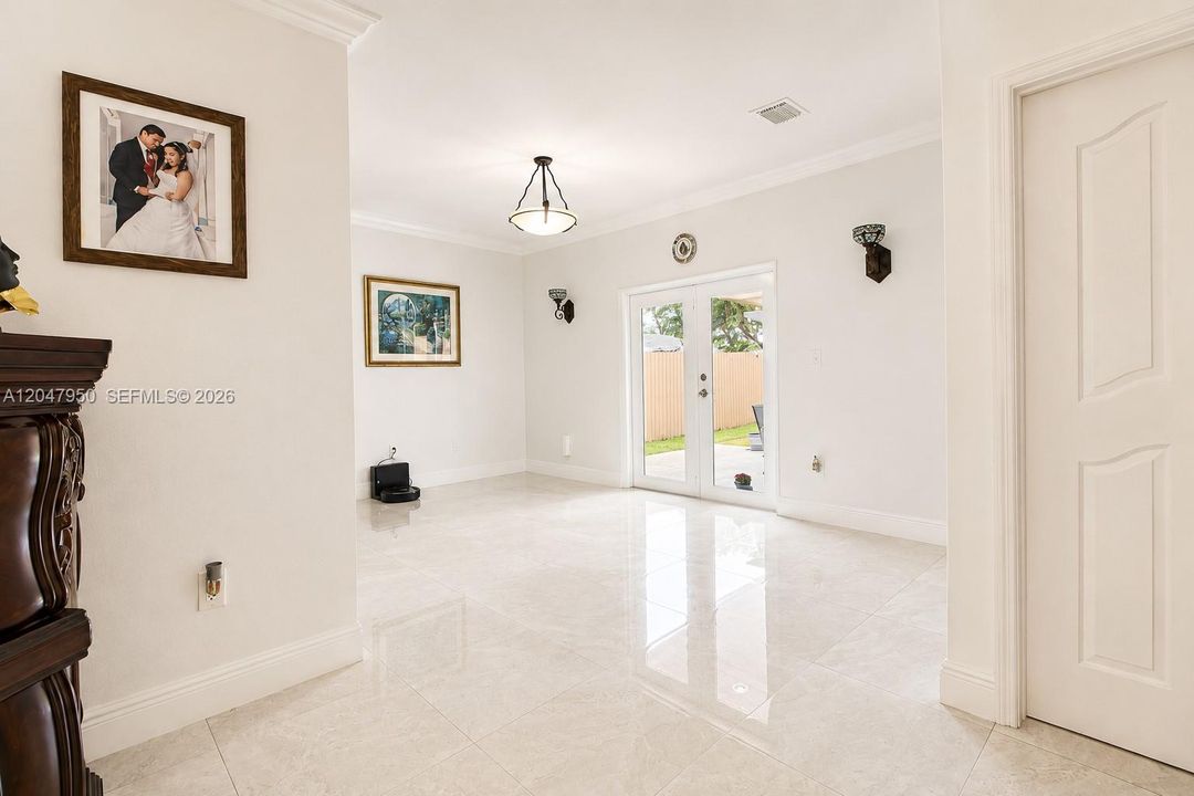 For Sale: $650,000 (5 beds, 3 baths, 2753 Square Feet)