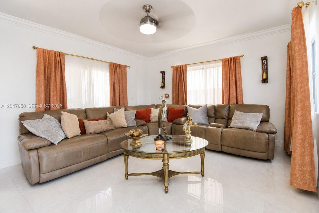 For Sale: $650,000 (5 beds, 3 baths, 2753 Square Feet)