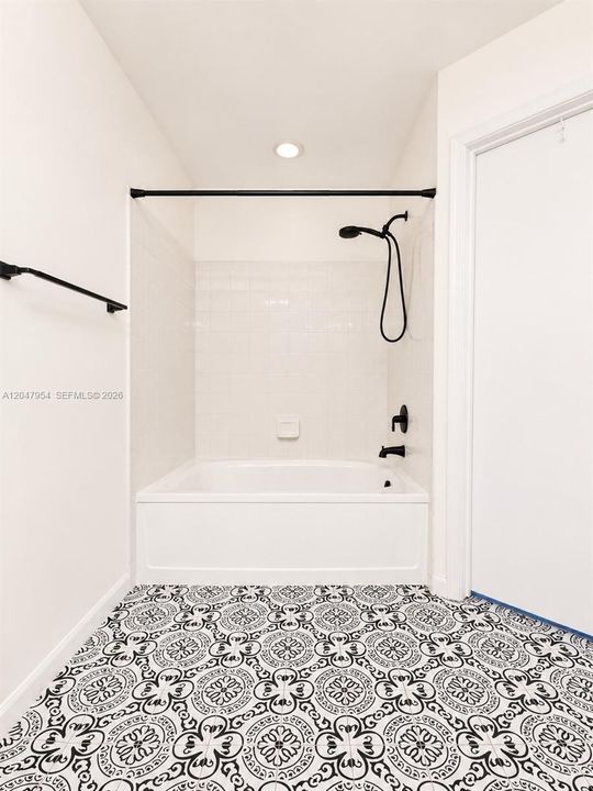 For Rent: $2,700 (2 beds, 1 baths, 1110 Square Feet)