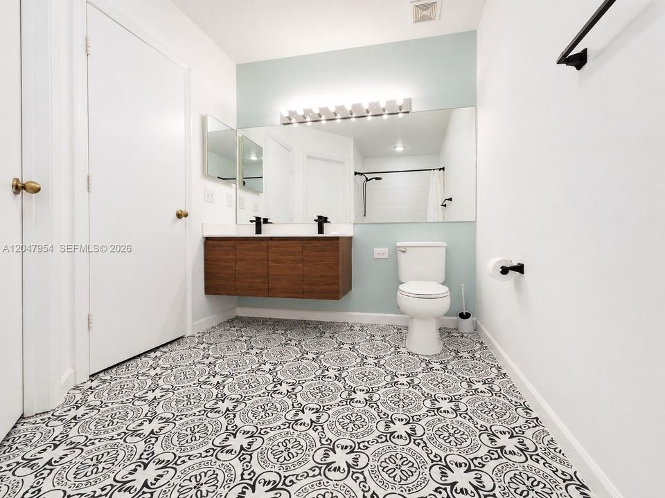 For Rent: $2,700 (2 beds, 1 baths, 1110 Square Feet)