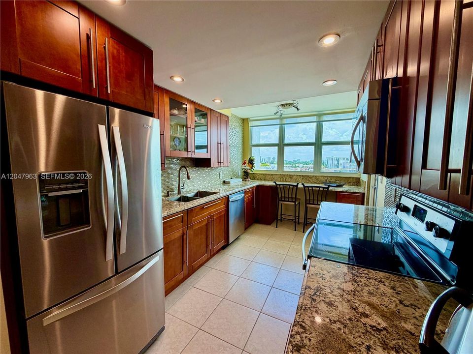 For Sale: $254,900 (1 beds, 1 baths, 982 Square Feet)