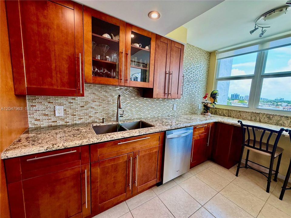 For Sale: $254,900 (1 beds, 1 baths, 982 Square Feet)