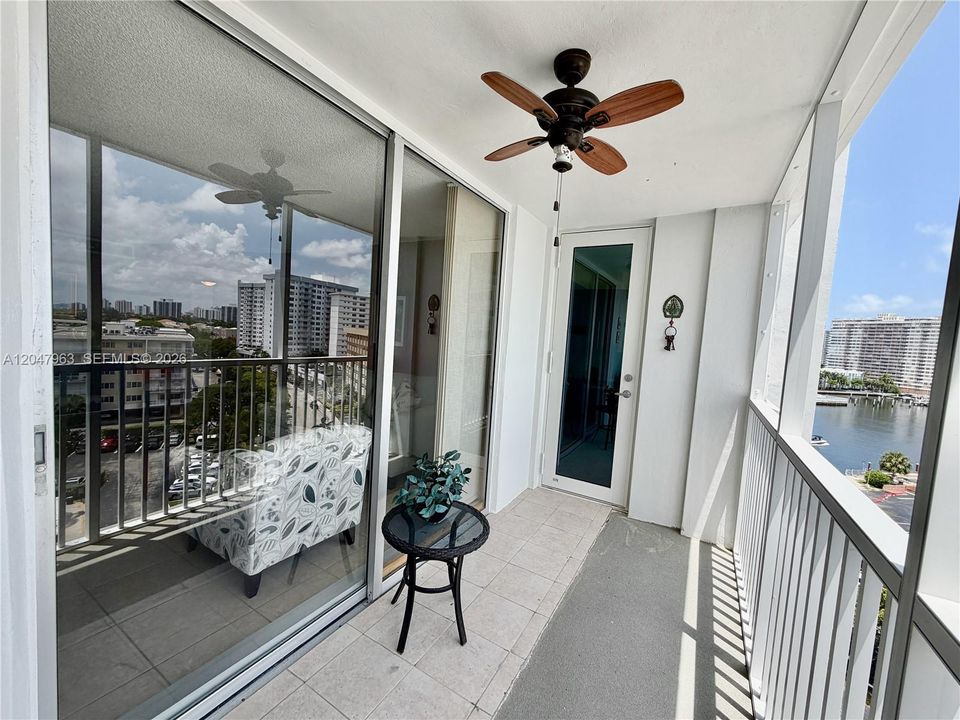 For Sale: $254,900 (1 beds, 1 baths, 982 Square Feet)